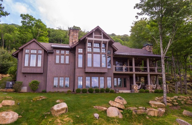 Twin Boulder Lodge at Eagles Nest - big views, outdoor fireplaces, hot tub, arcade