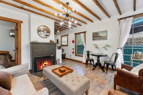 Twin Pines Hideaway BBQ, Fire-pit, Location!