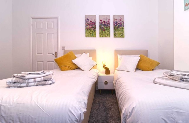 Twin Room + Access to Living Areas and Bahtroom