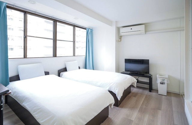Twin room with private bathroom 2 minutes from th - Double twin room/Osaka Ōsaka
