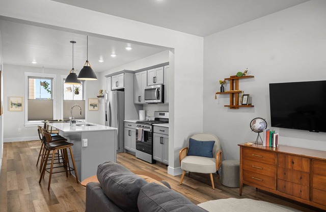 Twin Suites - Walk to Coffee & Green Spaces