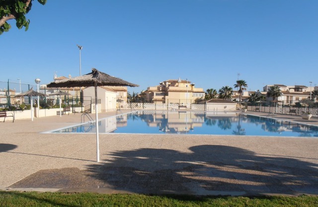 Two Bedroom Town House, Communal Swimming Pool, Wi Fi, UK TV and sports court