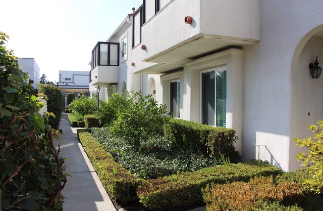 Two Bedroom Two Bathroom Townhome in Pasadena