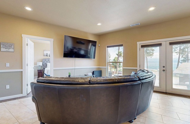 Two-level lakefront home with hot tub access, AC, W/D, & lovely patio