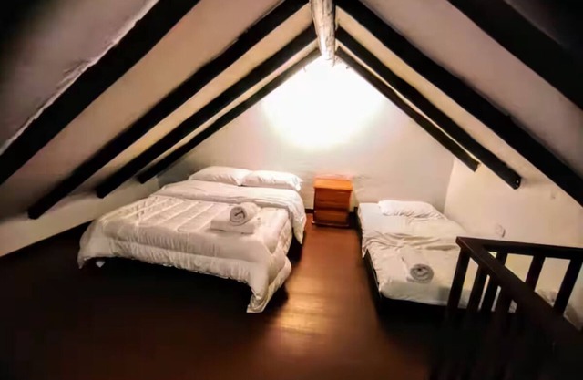 Two-level mezzanine room