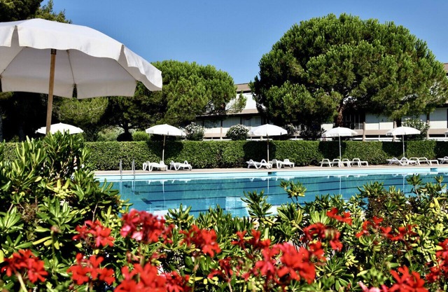 Two-room apartment4 Habitat in facility with swimming pool only 300 m from the sea