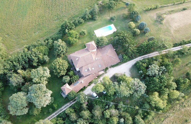 Two self-catering apartment with pool, Pyrénées views and many amenities