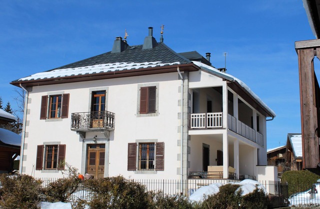 Two spacious apartments for rent in a house built in 1872