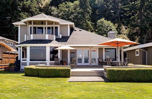 Two-story, bay front retreat with a deck, direct beach access, and washer/dryer
