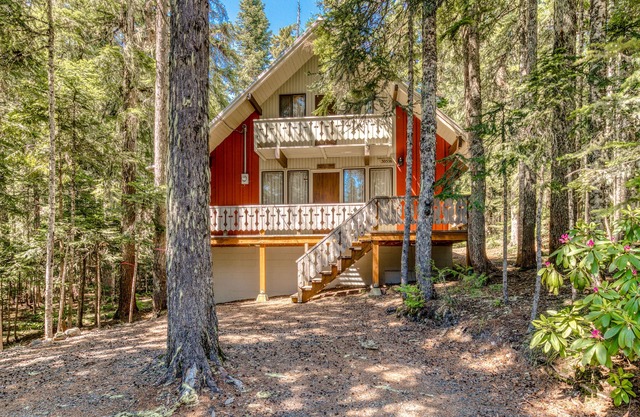 Two-Story Cabin with Wood Fireplace, Deck, Gas Grill & Washer Dryer