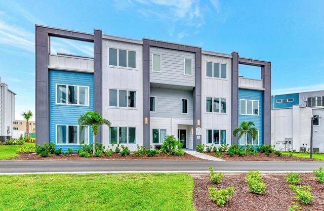 Two Story Condo with Pool Table near Disney with Resort & Waterpark Access -.