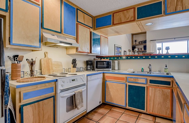Two-Story Dog-Friendly Condo w/Private Patio, Free WiFi, Wood Fireplace, Views