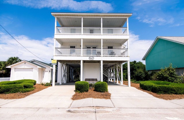 Two Story Second Row Home w/Ocean Views; Cable TV/WiFi; Elevator For a Fee