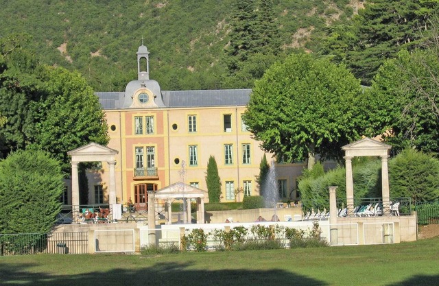 Two Studios with pool, in garden Park nearby spas and views at the Mont Ventoux.