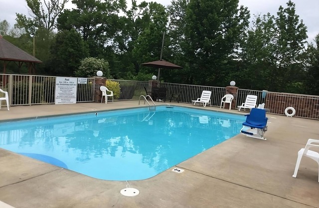 Two Units w/FREE Parking, FREE Breakfast! Pets are Welcome!