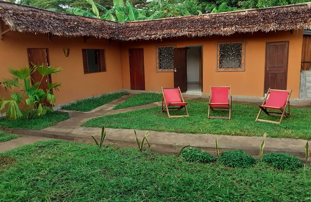 Two very quiet guest rooms in Nosy Be with shared kitchen and garden