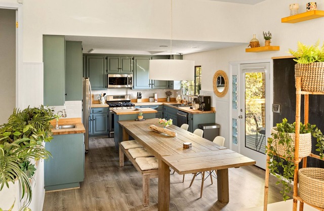 “Two Wolves” Spacious Mountain Nature Haven w/5 decks, 3 fireplaces.