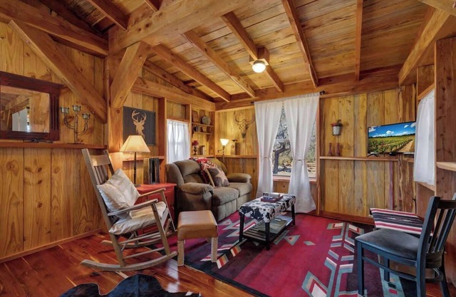 TXSawmill Cabin Hot-tub Pet Friendly 8Min to town