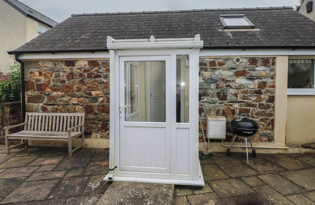 TY CANOL, pet friendly, character holiday cottage in Dinas Cross