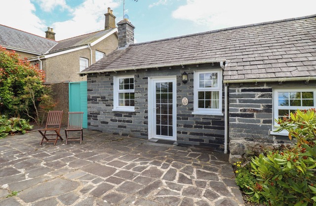 TY LLAETH COTTAGE, pet friendly, with a garden in Tywyn