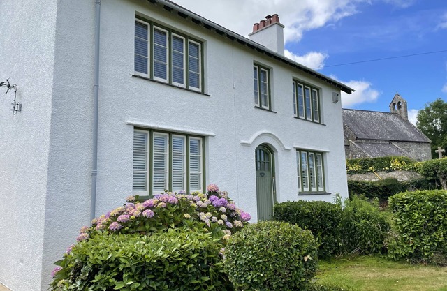 TY MAWR FARM, pet friendly, with hot tub in Llanfairpwllgwyngyll