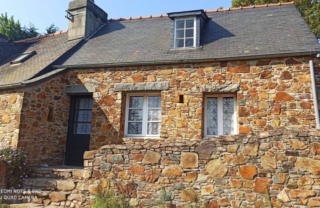 Typical fisherman's house not far from the sea and the GR34 (customs footpath).