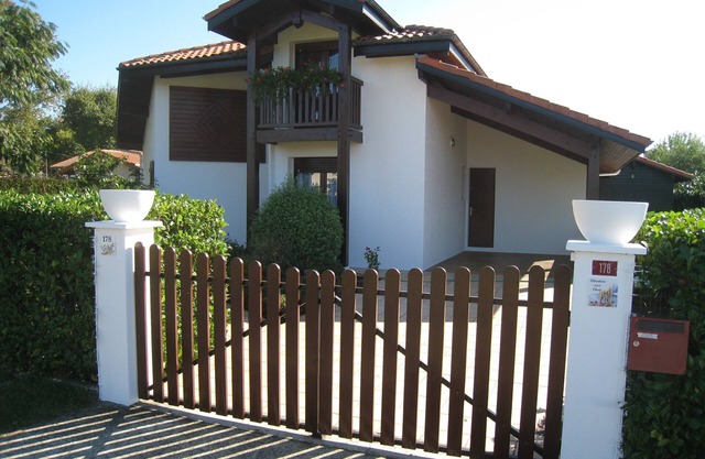 Typical modern Landes house with heated swimming pool and Jacuzzi