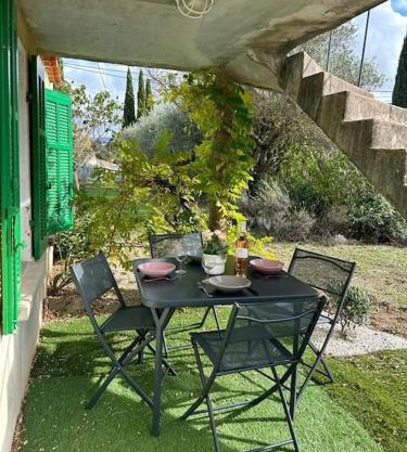 Typique cabanon provençal rénové Attention escalier extérieur pour accéder au 1er étage