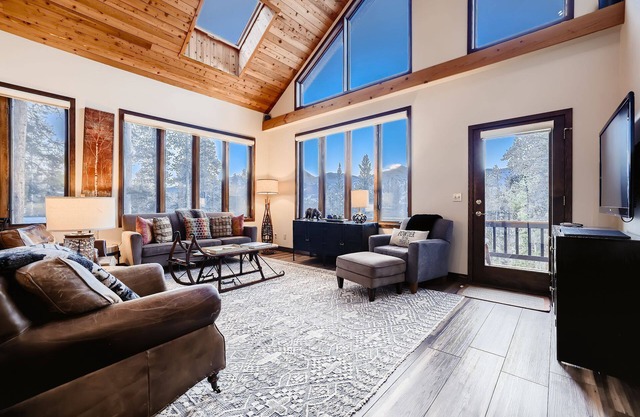 Ullr Haus: EV Enabled, Private Hot Tub, Mountain Views, Foosball, Sauna