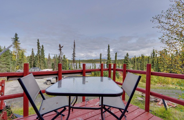 Ultimate Alaskan Retreat: Lakefront Soldotna Cabin