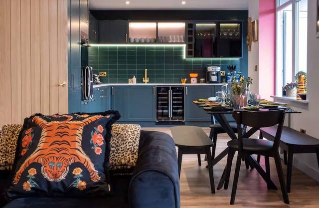 Ultimate glam, vintage central pad. Spacious. Striking Cool 70s bar. Pool table.