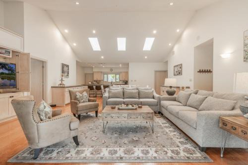 Ultimate Hill Country Retreat, POOL, Creek, Sleeps 10