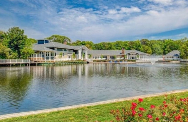 Ultimate Lakeside Resort: Nature's Oasis