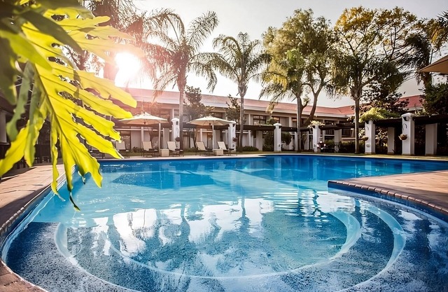 Ultimate Relaxation! Outdoor Pool, Spa, Airport Shuttle and FREE Parking!