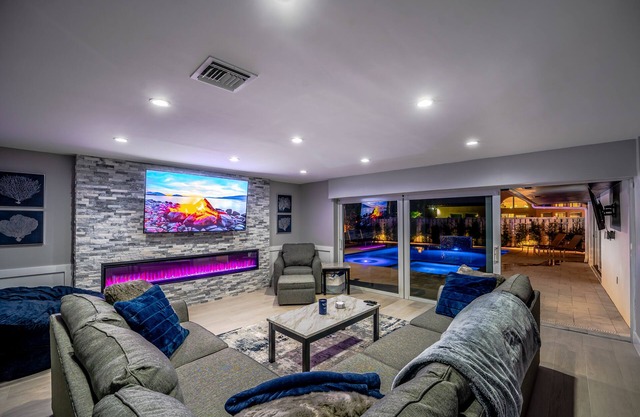 Ultimate Beach Escape Pool, Spa, Game Room & Walk to the Ocean, Shops & Food