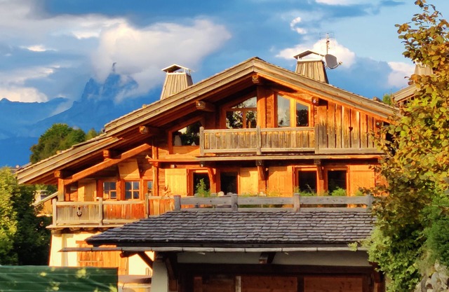 Ultra-cozy chalet in the heart of Megève (sleeps 12)