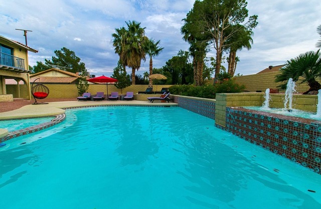 Ultra Modern House 6 B/R Pool 5 min to strip Heated Jacuzzi