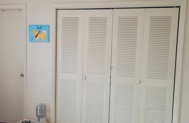 Un cuarto con AC, WiFi en Miami con mini refrigerador y cocina de gas.