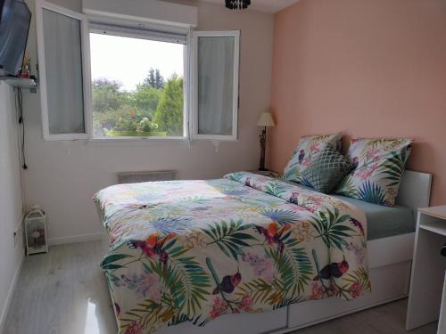 un studio avec une entrée indépendante