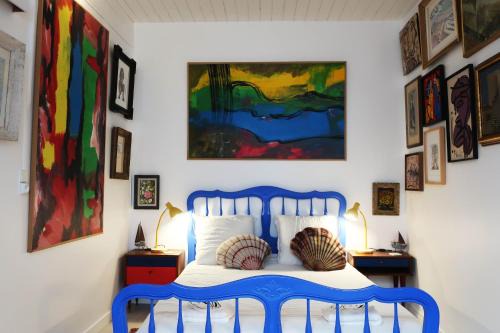 Une chambre et des tableaux