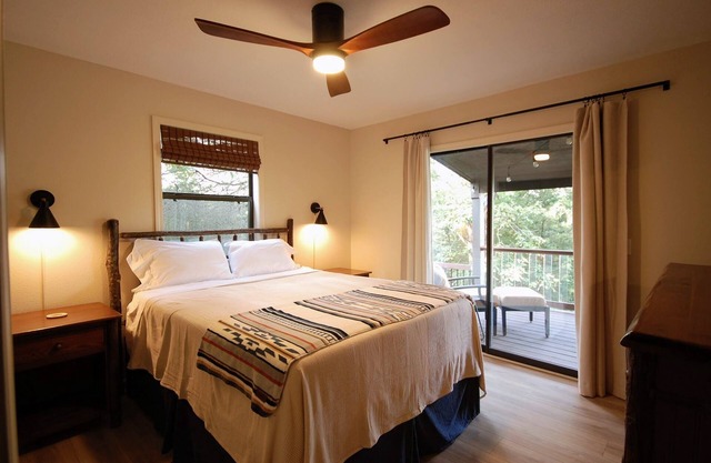 Unforgettable Sunsets! Cozy Lakeside Cabin with Panoramic Views on Table Rock!