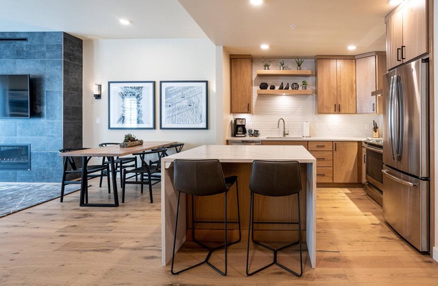 Unique 1 BR Condo in The Village|Fireplace|Balcony