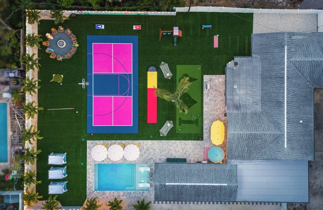 Unique 6 BR Ice Cream Villa, Heated Pool, 15mins to Clearwater Beach, Pickleball