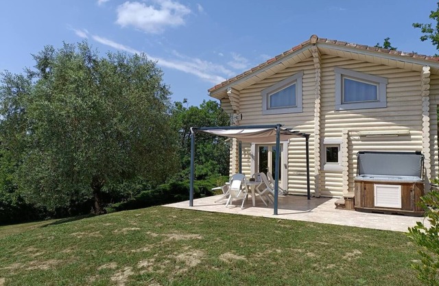 Unique and atypical log cabin