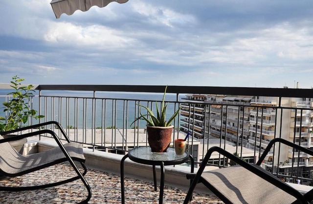 Unique flat of refined luxury and splendid views.