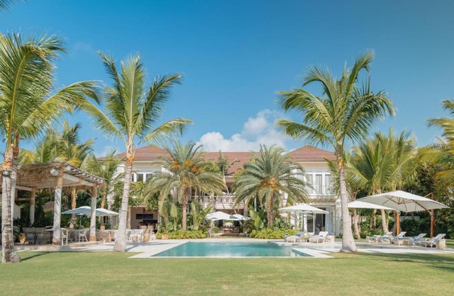 Unique lake-front 10-bedroom mansion in most luxurious resort of the caribbean