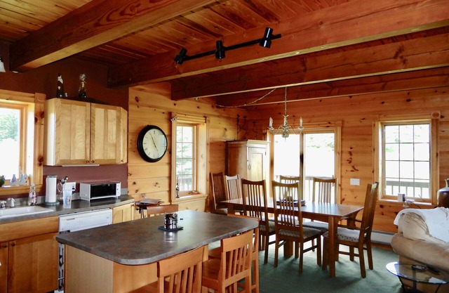 UNIQUE Log Style Cozy Ski Chalet - Walking Distance To Town - Pets Welcome