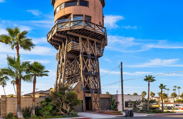 Unique luxury beach retreat with 360º views, bar/lounge, deck & balcony