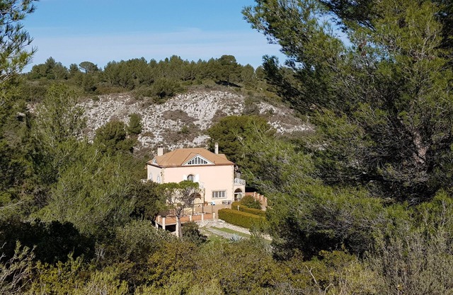 Unique: Manor + caretaker's house with pool between Aix and Marseille
