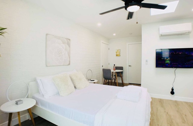 Unique poolside studio - less than a mile to Old Town